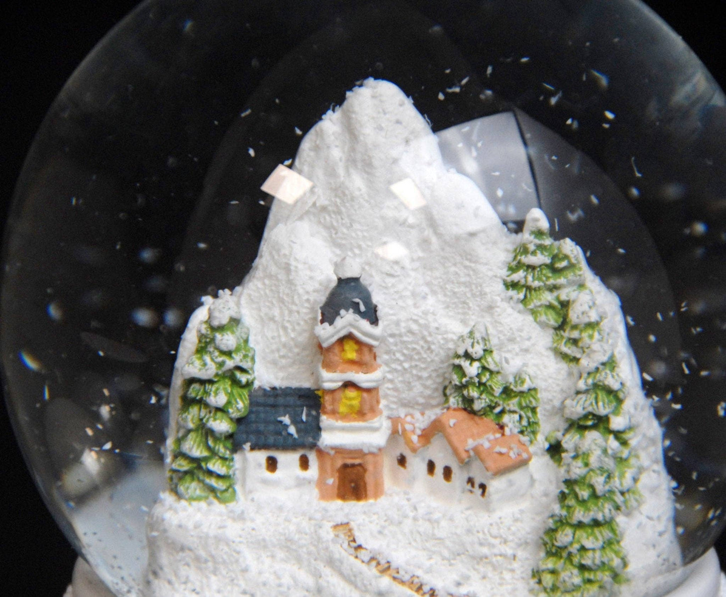 Bola de nieve nostálgica de un pueblo de montaña sobre base, adornos blancos de 100 mm de diámetro con caja de música