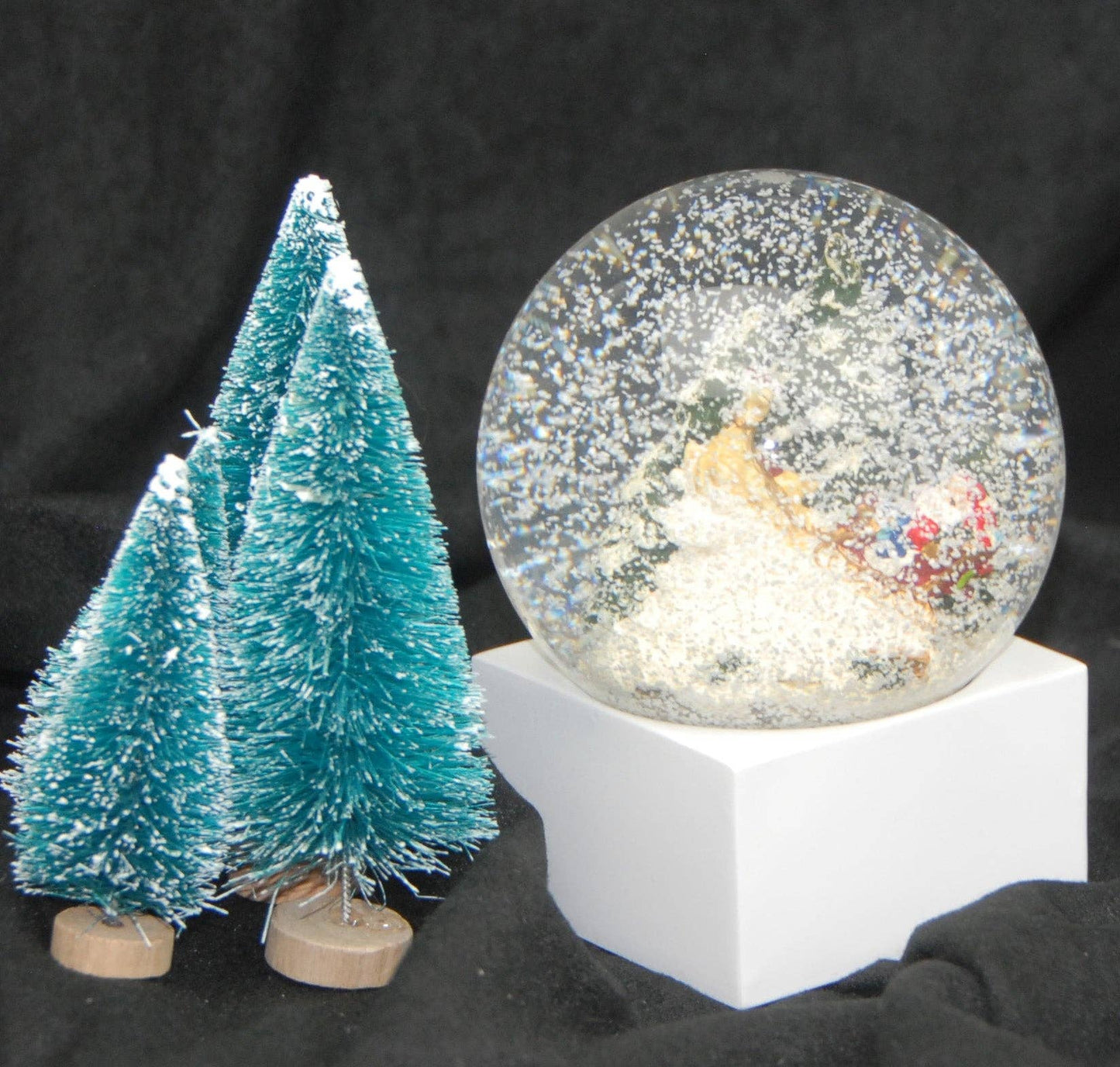 Bola de nieve de Papá Noel en trineo sobre base cuadrada blanca «Pure-line» de 10 cm de diámetro