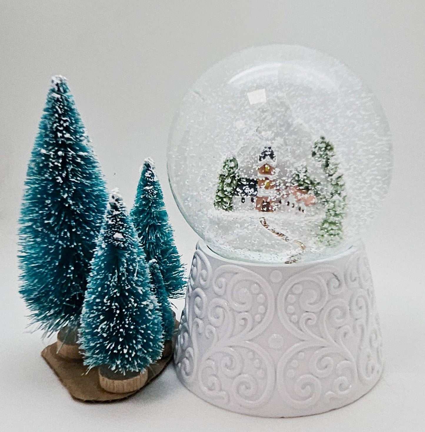 Bola de nieve nostálgica de un pueblo de montaña sobre base, adornos blancos de 100 mm de diámetro con caja de música