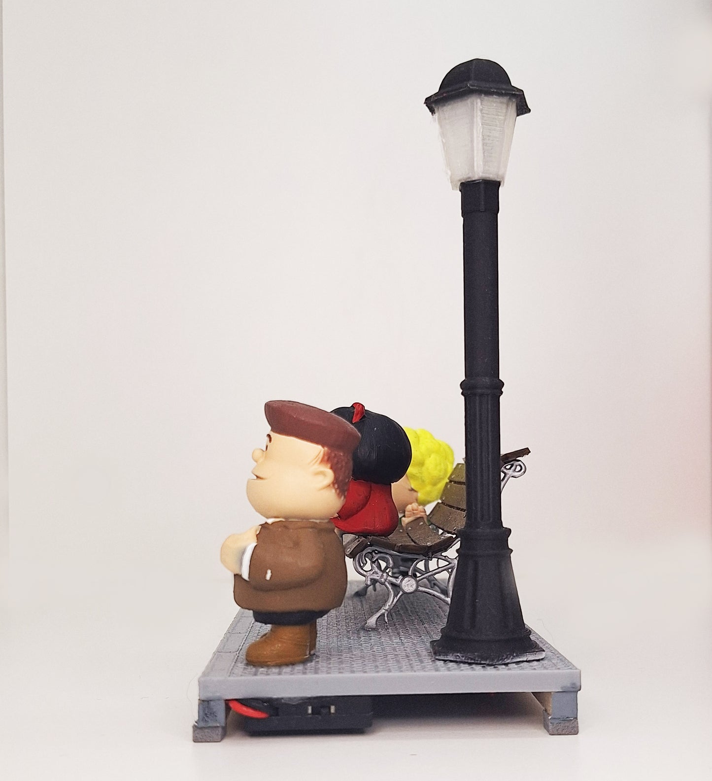 Escena de Mafalda, Susanita y Manolito en Resina - Con Farola Iluminada