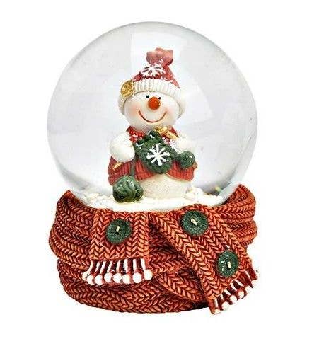 Bonita bufanda de invierno tejida con forma de muñeco de nieve en forma de bola de nieve sobre la base