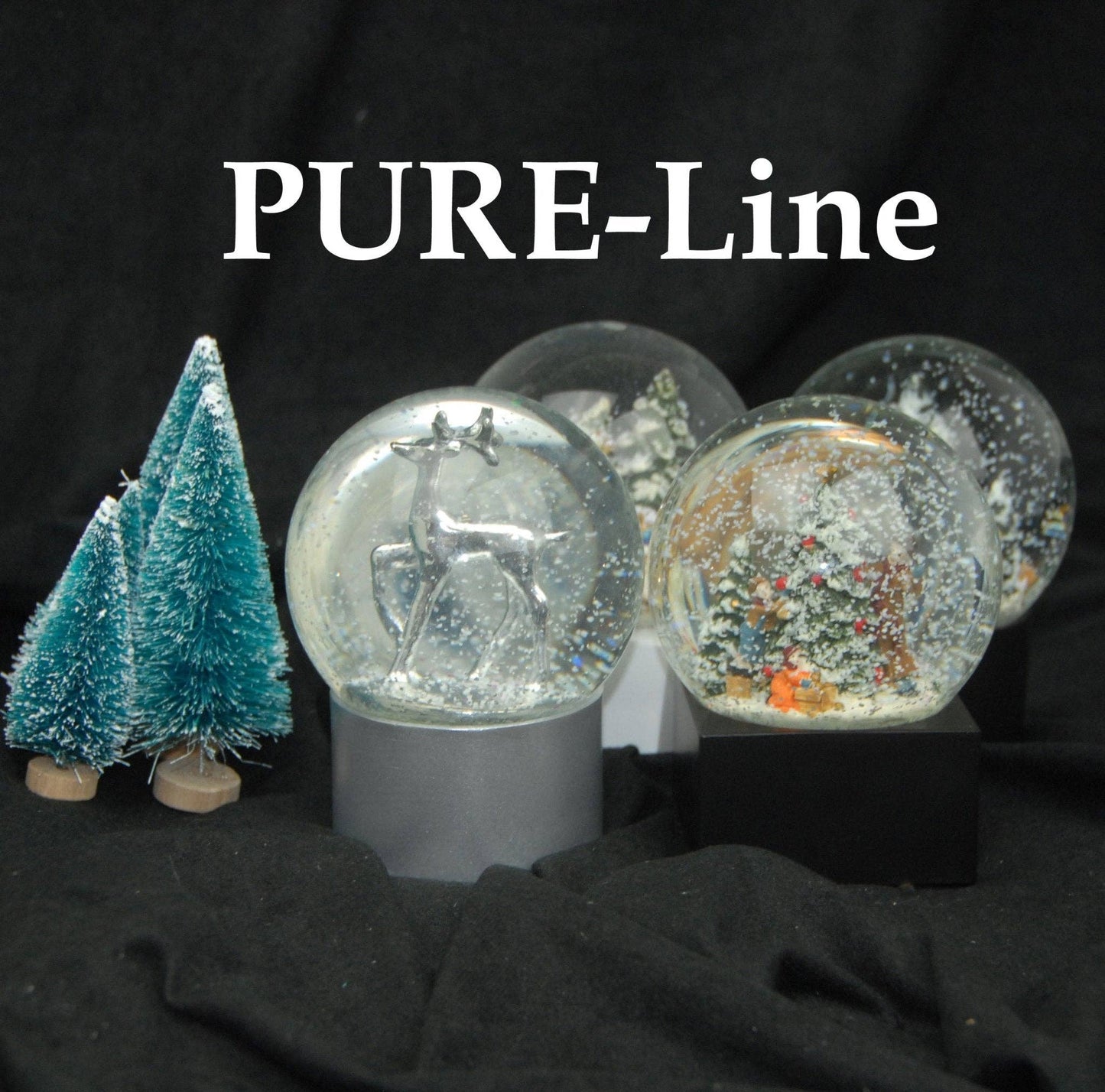 Bola de nieve para paseo navideño sobre base cuadrada negra «Pure-line» de 10 cm de diámetro