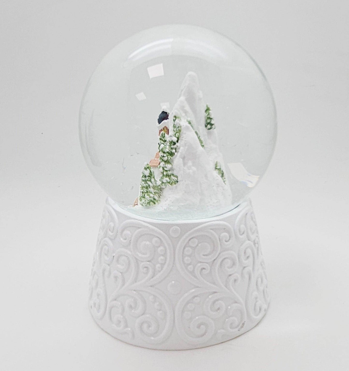 Bola de nieve nostálgica de un pueblo de montaña sobre base, adornos blancos de 100 mm de diámetro con caja de música