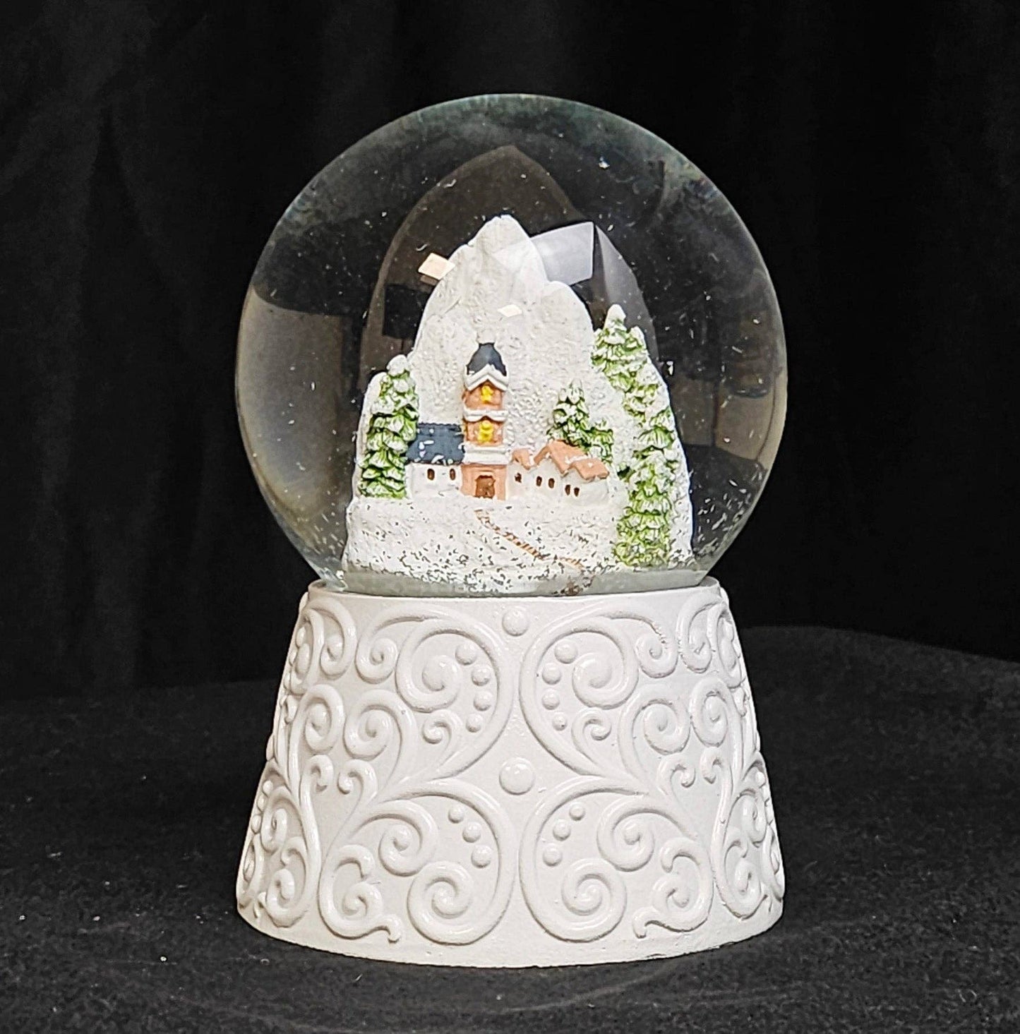 Bola de nieve nostálgica de un pueblo de montaña sobre base, adornos blancos de 100 mm de diámetro con caja de música