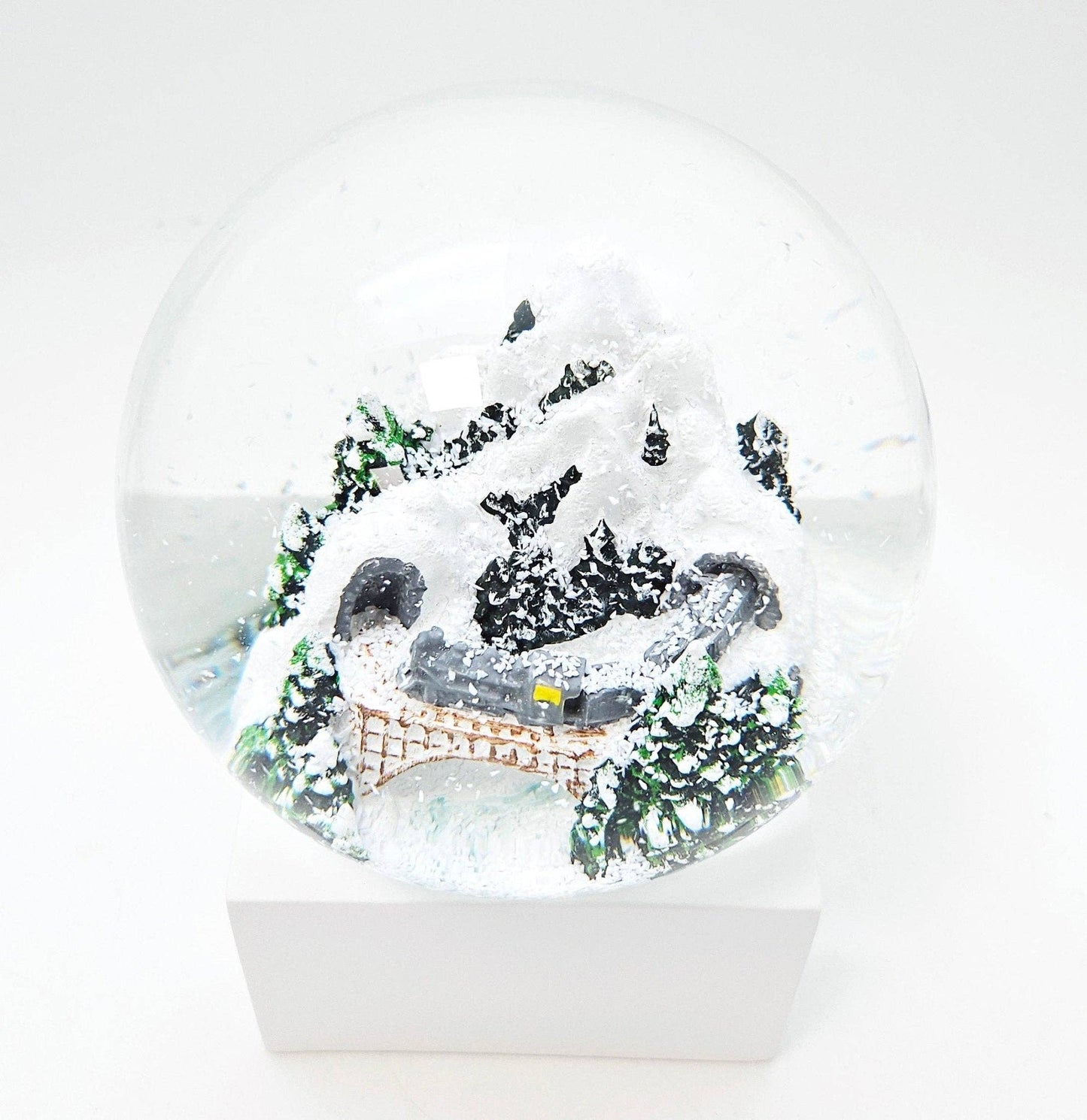 Bola de nieve para montañas con puente en la base, esquina blanca «Pure-line» de 10 cm de diámetro