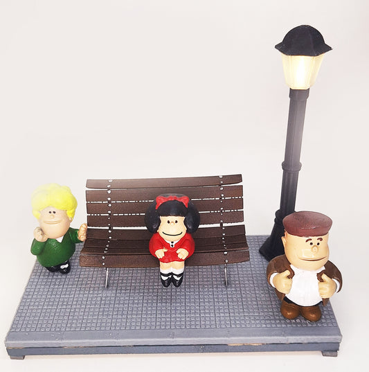 Escena de Mafalda, Susanita y Manolito en Resina - Con Farola Iluminada