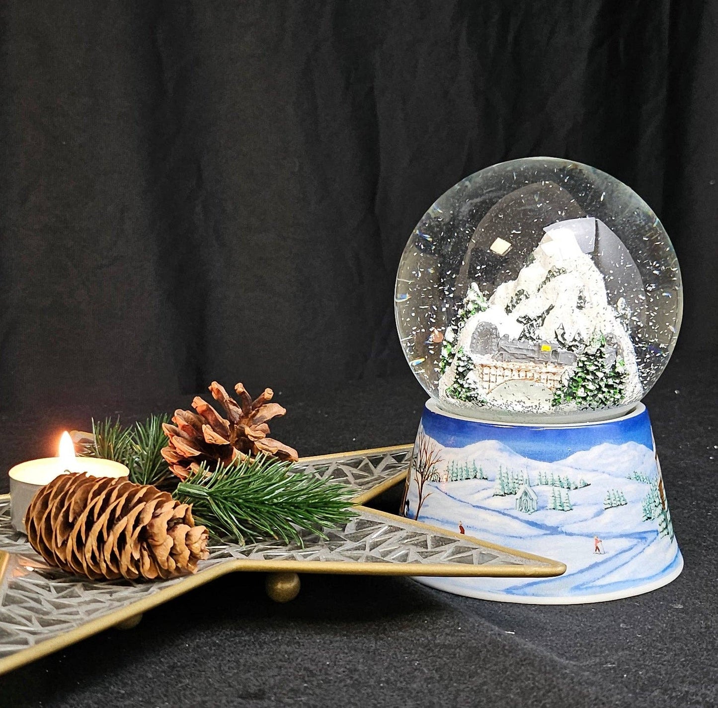 Nostálgico paisaje montañoso en forma de bola de nieve con puente sobre pedestal, paisaje invernal, azul medio, 100 mm de diámetro, con caja de música