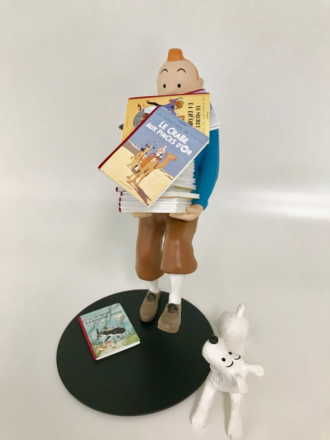 Tintin tenant les albums – Version 1 – Collection Images Mythiques –2011